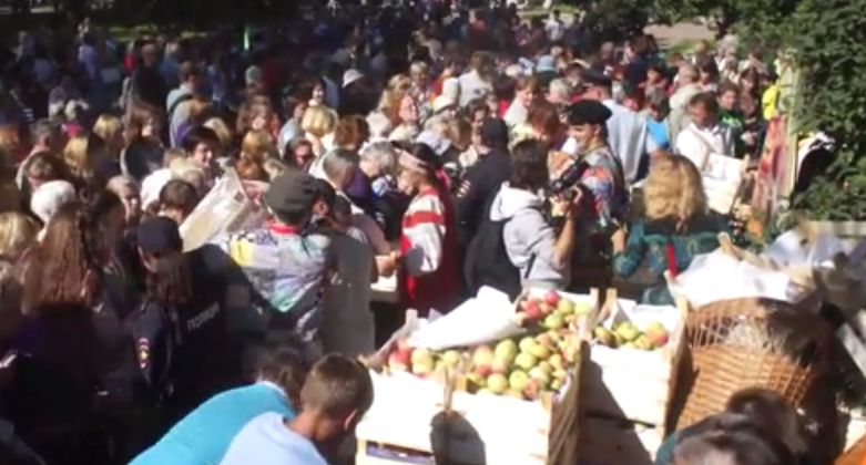 Толпа кинулась к телегам, снесла ограждение и разметала полицейских.