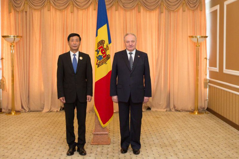 Ambasadorul chinez Tong Mingtao – decorat cu „Ordinul de Onoare”. Foto: tribuna.md