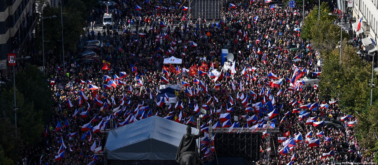 В Праге прошел митинг из-за санкций ЕС против России.