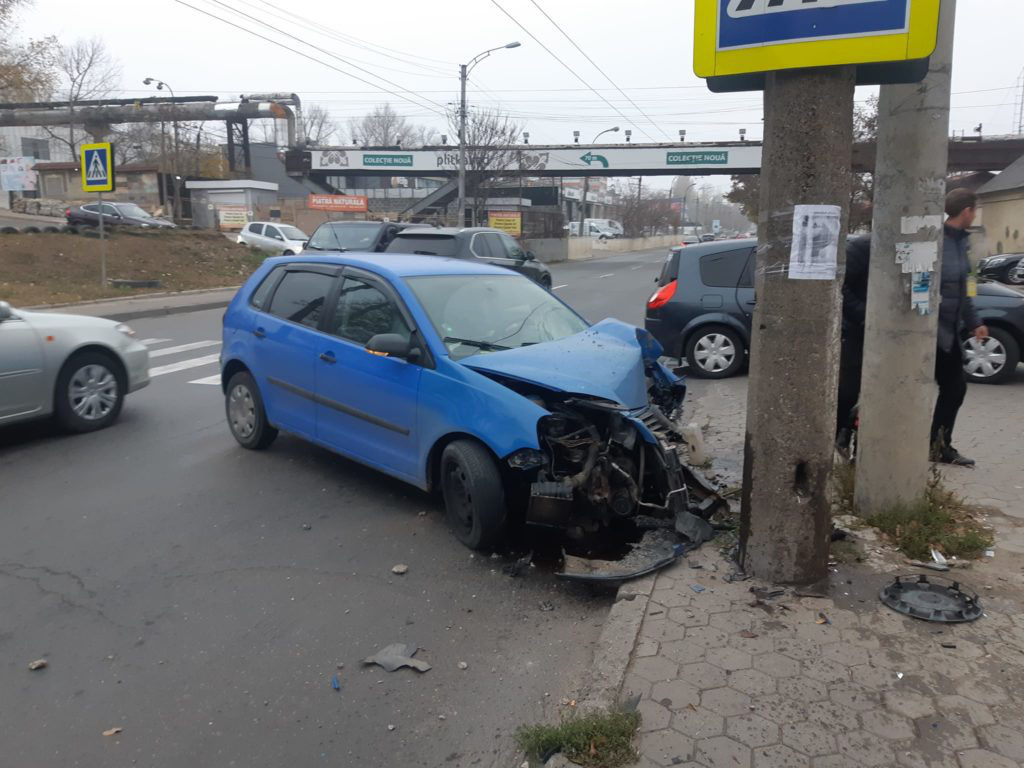 ДТП в Кишинёве: Volkswagen врезался в столб.