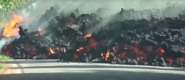 Уничтожение автомобиля лавой на Гавайях попало на видео.