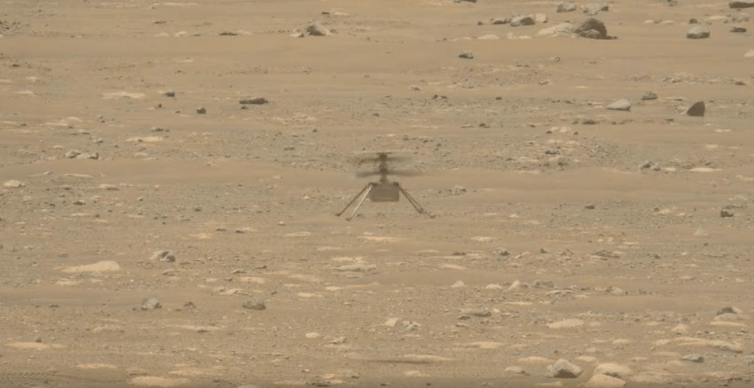 NASA показало не совсем обычный полет вертолета на Марсе.