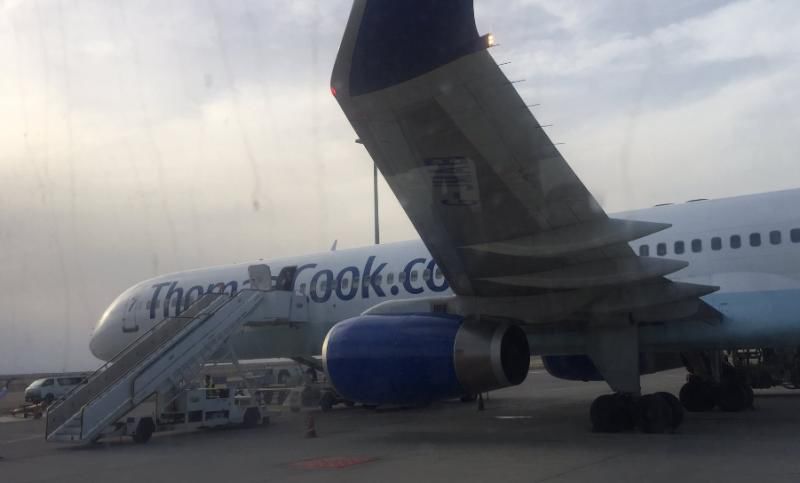 Avion evacuat de urgență, după ce cabina s-a umplut de fumul ieșit de sub scaunul unui pasager. 
