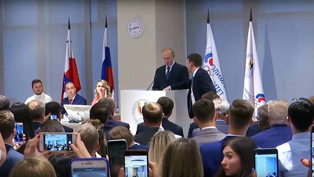 Конфуз с микрофоном Путина попал на видео.