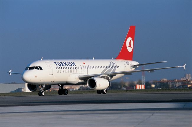 Самолет Turkish Airlines проверяют на наличие бомбы в Стамбуле.