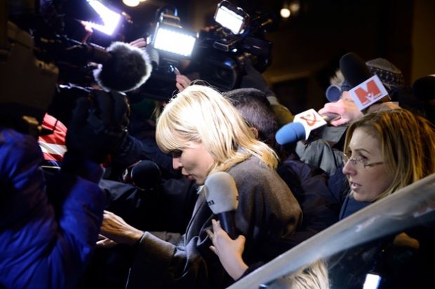 Elena Udrea a mers apoi la secţia 2 de poliţie pentru a fi luată în evidenţă, conform procedurilor legale.