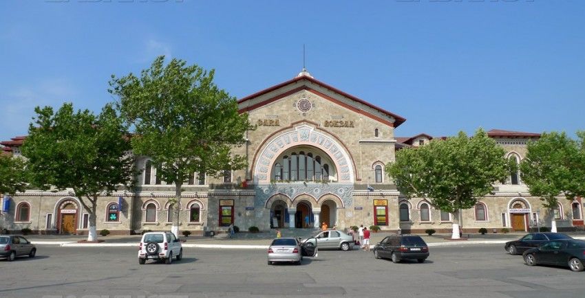 В социальных сетях пишут, что виновно руководство ЖДМ, которое решило сократить персонал.