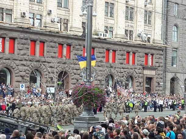 По Крещатику прошел парад с участием военных стран НАТО.