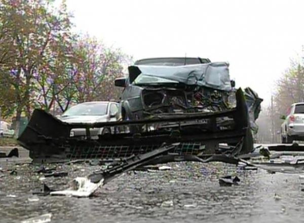 Un sofer din capitala a scapat cu viata, dupa ce s-a izbit violent intr-o masina si a zburat peste parbriz. Foto: protv.md