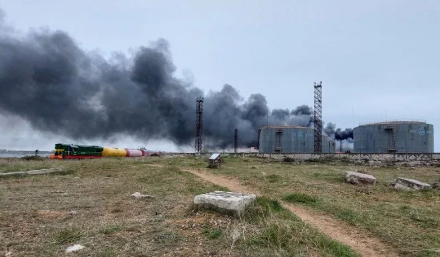Пожар на нефтебазе в Севастополе потушен: в Киеве его назвали "Божьей карой за Умань".