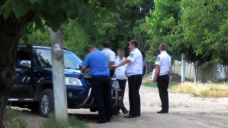 Un bărbat a fost reţinut de poliţie, după ce şi-a ameninţat rudele şi consătenii cu o grenadă. Foto: igp.gov.md