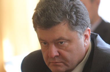 "Сегодня нам нужно защитить телевышки, - заявил Порошенко. - Если надо, то и минировать".