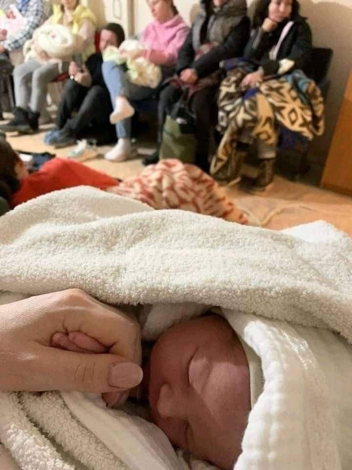 В Киевском бомбоубежище родилась девочка, родители назвали ее Мия.