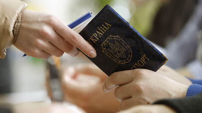 В Венгрии начались облавы на украинцев, купивших себе паспорта у местных чиновников.