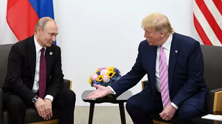 В США заявили, что Путин специально кашлял на встрече с Трампом.