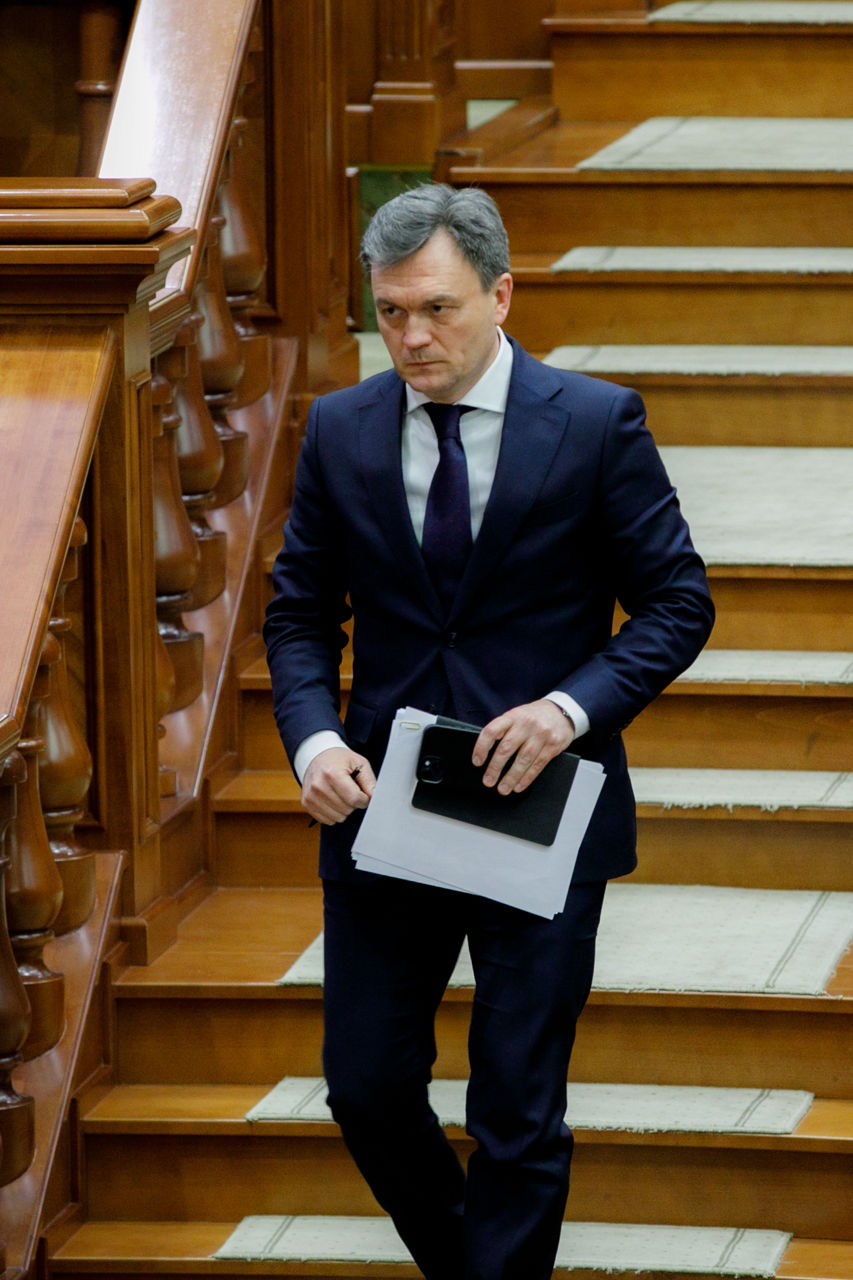 Премьер еще не получил вотум доверия, но президентура объявляет время приведения к присяге.