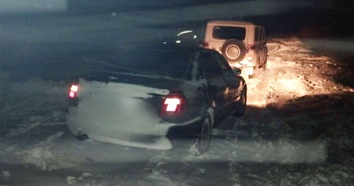 В Григориопольском районе семья с младенцем час провела в застрявшей в снегу машине.