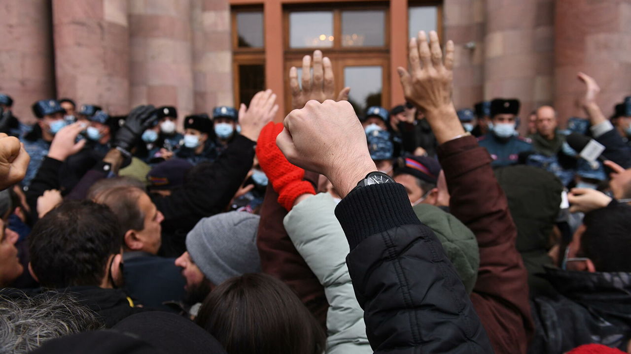 Группа протестующих против премьера Армении ворвалась в правительственное здание