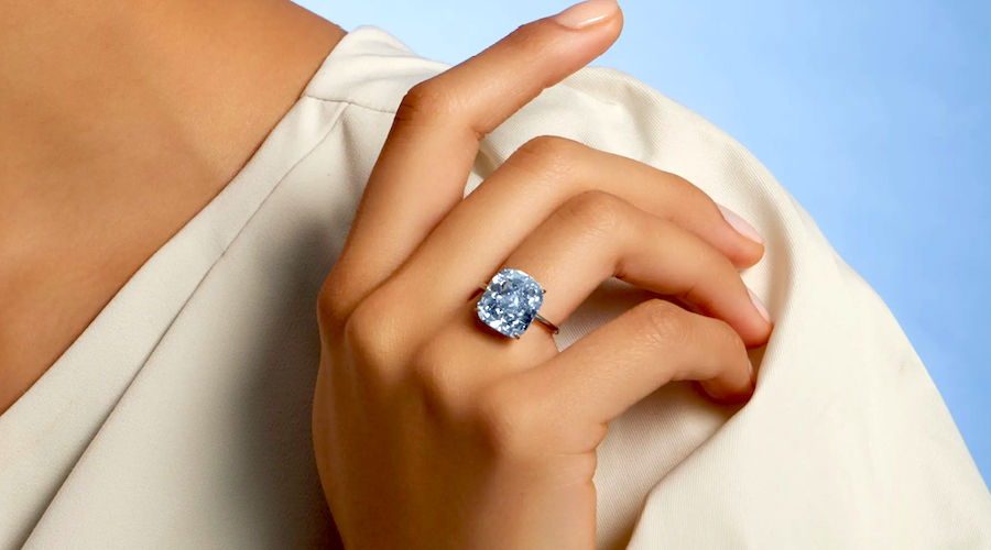 Un diamant albastru rar, cu o greutate de peste 10 carate, vândut la licitație pentru 21 de milioane de dolari.