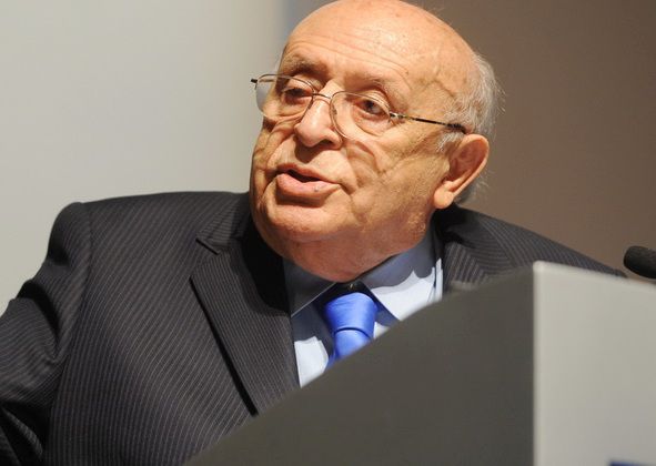 Демирель автор ряда экономических реформ, отдал политике более 40 лет своей жизни.