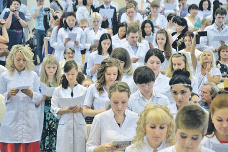 Молодых врачей - выпускников резидентуры распределят по районам.