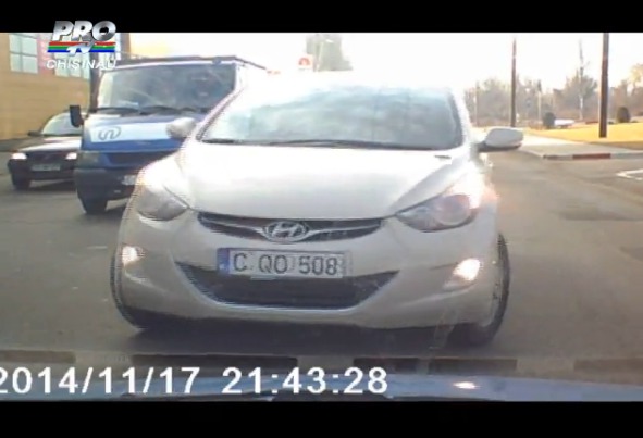 В определенный момент она чуть не въехала в другую машину, которая двигалась по своей полосе.