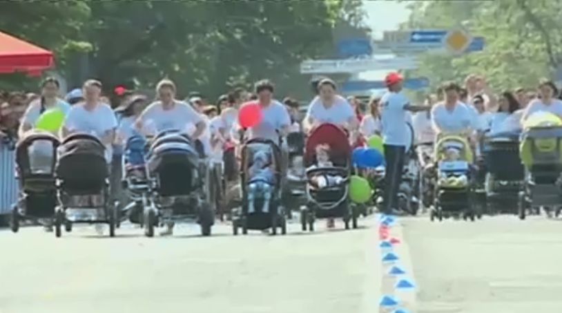 В 10 утра в центре города состоялся забег молодых мам с колясками.