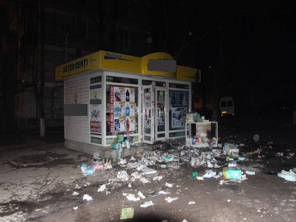 Au furat circa 34.000 de lei dintr-un butic, apoi l-au incendiat
