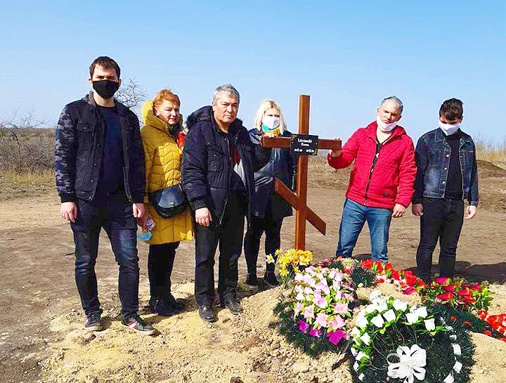 Племянник умершего от COVID-19 врача: Ее похоронили на окраине кладбища.