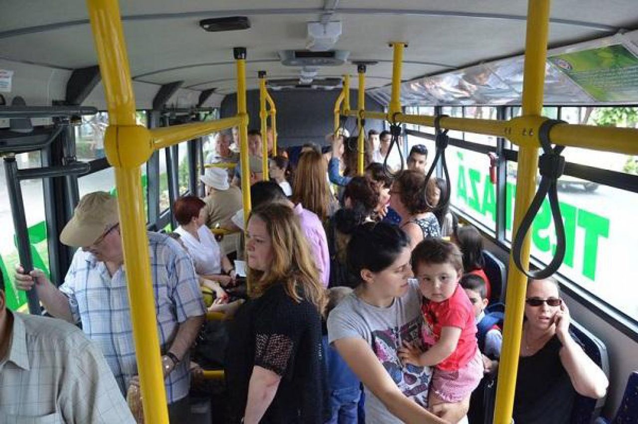 Cercetătorii de la Oxford: Nu oferiți bătrânilor locul în autobuz