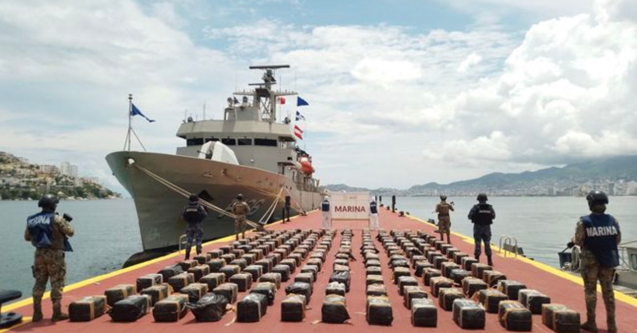 O submarină cu 3,5 tone de cocaină, interceptată în Mexic.