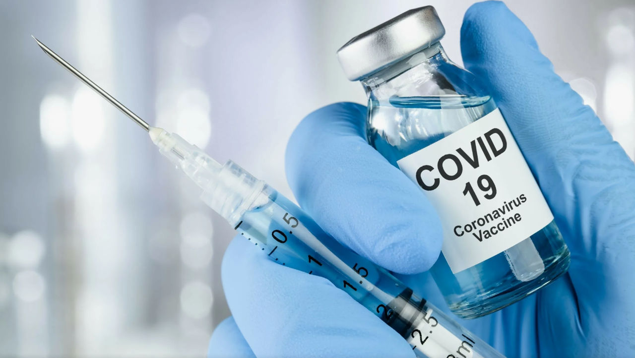 Ученые назвали побочные эффекты вакцины против COVID-19.