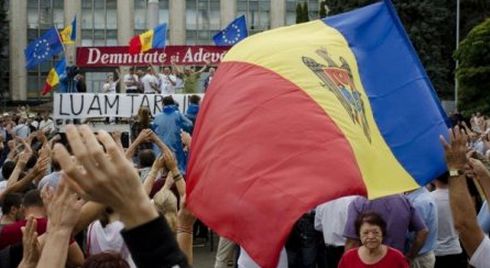 Protestatarii cer politicienilor de la guvernare să își dea demisia și să pună capăt corupției. Foto: timpul.md