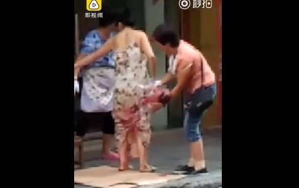 Китаянка родила по дороге и пошла с младенцем и покупками.