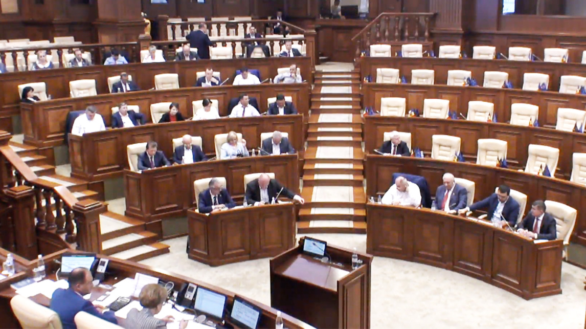 Парламент проголосовал за отставку пяти депутатов.