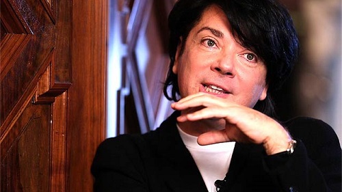 Кутюрье пояснил, что «на первом плане в восприятии должна выступать музыка, лицо Плющенко, его руки, его характер», а костюм – «легкое обрамление его характера».