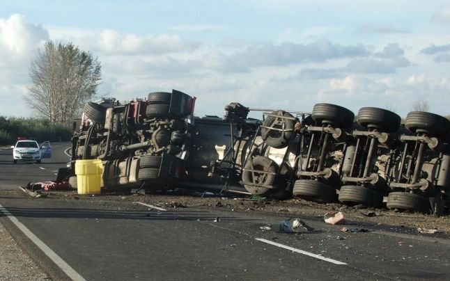 O cisternă cu 27 de tone de motorină s-a răsturnat în România. Foto: adevarul.ro