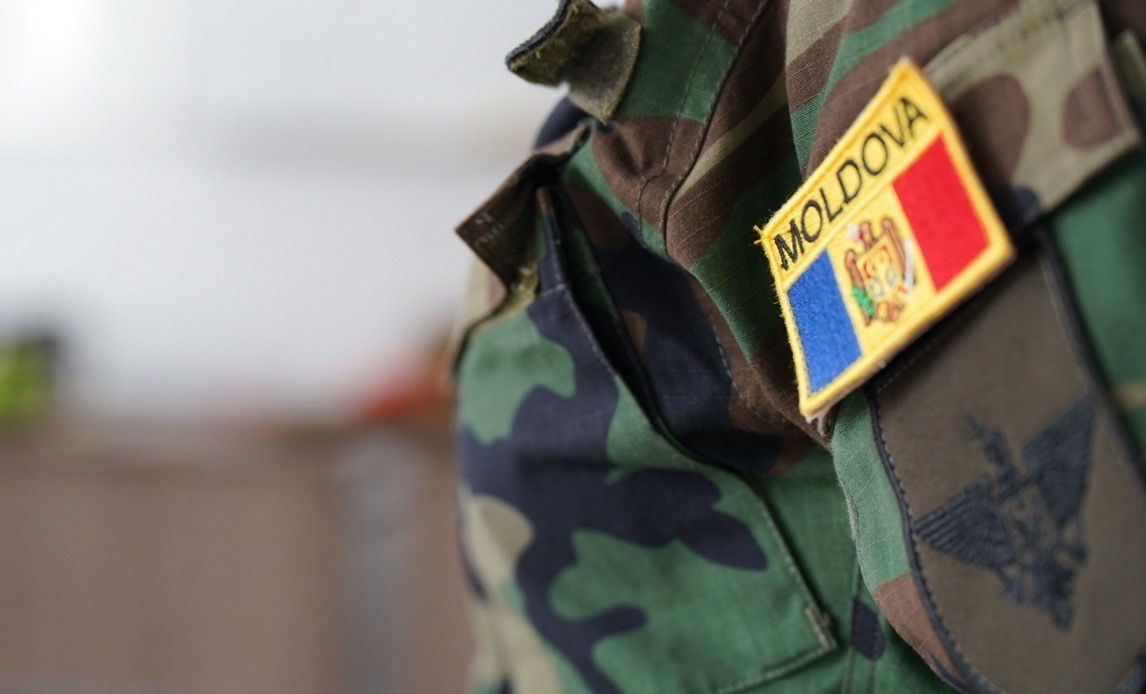Un militar în termen, aflat în serviciu, a fost rănit mortal de propria armă.
