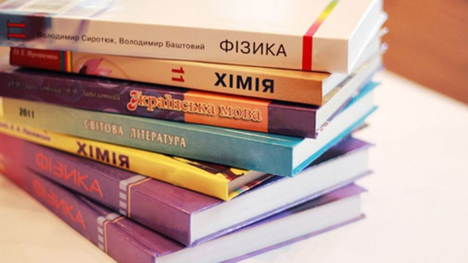 Для украинских школьников в Молдове учителя сами переводят учебники.