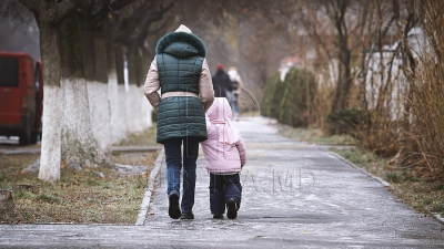 În restul României se aşteaptă precipitaţii care vor favoriza apariţia poleiului.