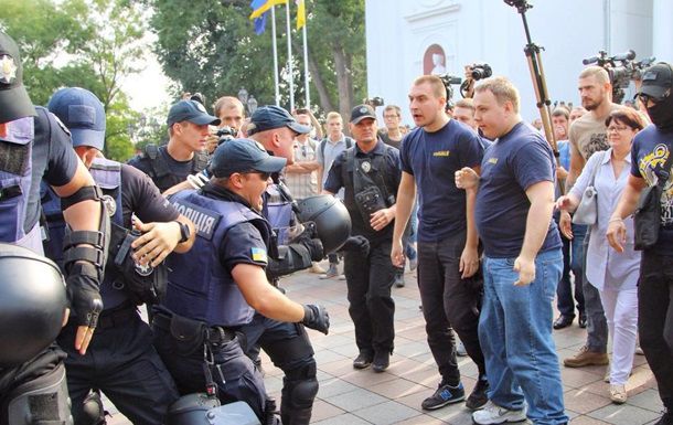 Через несколько минут после начала пикета между участниками и правоохранителями началась потасовка.
