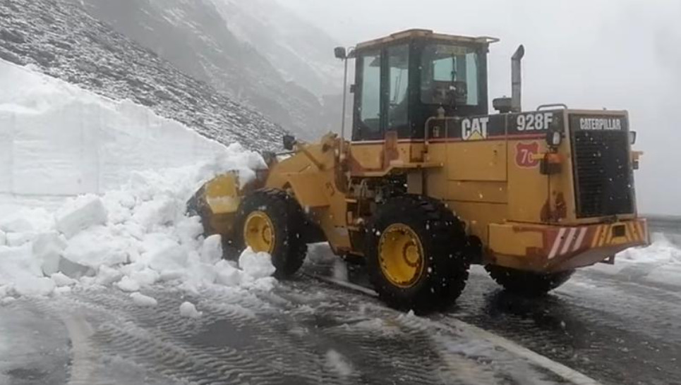 В горах, на высоте более двух тысяч метров, выпал снег.