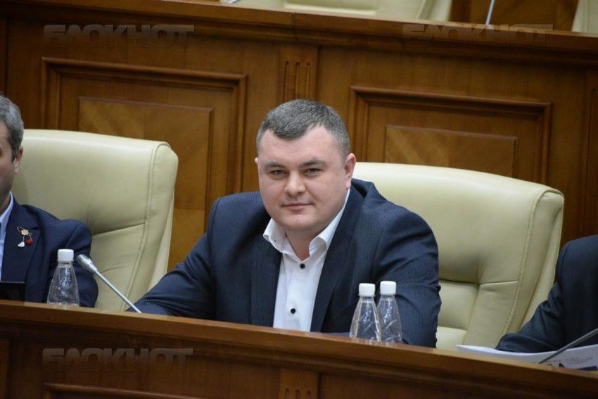Новак порекомендовал либералам перечитать Конституцию Республики Молдова и защищать интересы страны, в парламенте которой находятся.