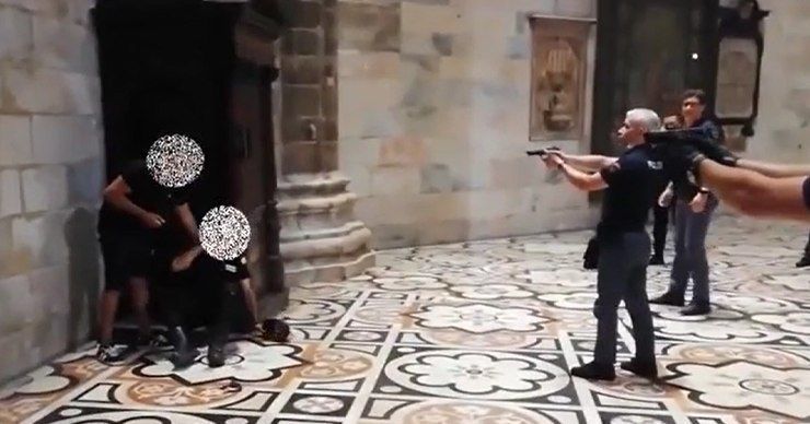 В Миланском соборе вооружённый ножом неизвестный захватил заложника.
