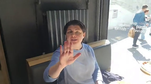 Гаврилицу, обедавшую в ресторане, пригласили к протестующим.