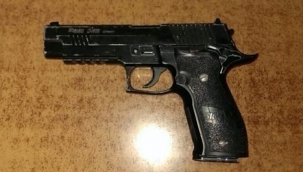Un moldovean de 22 de ani intenționa să treacă ilegal peste hotare un pistol pneumatic.