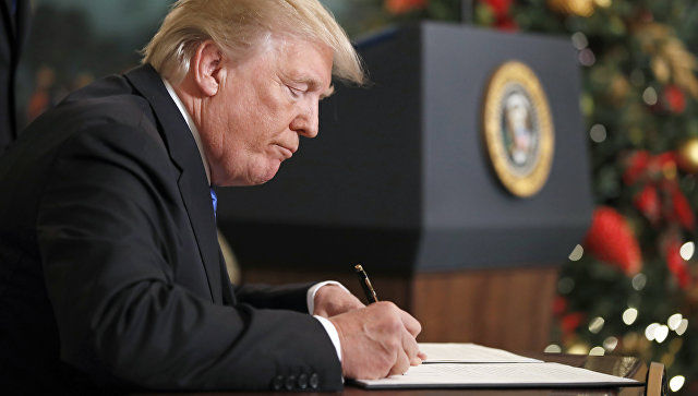 Трамп подписал директиву о возобновлении полетов американцев на Луну.
