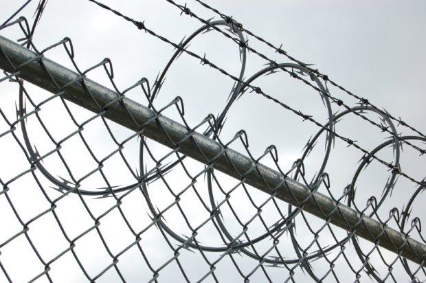Un bărbat de 33 de ani a fost prins în flagrant, în timp ce intenționa să arunce obiecte interzise peste zidul Penitenciarului nr. 16 Pruncul.