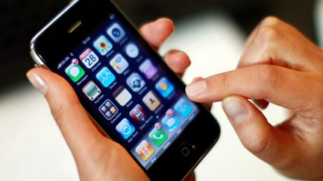 Un telefon conţine aproximativ 25.000 de germeni per inch pătrat. Foto: it.bzi.ro