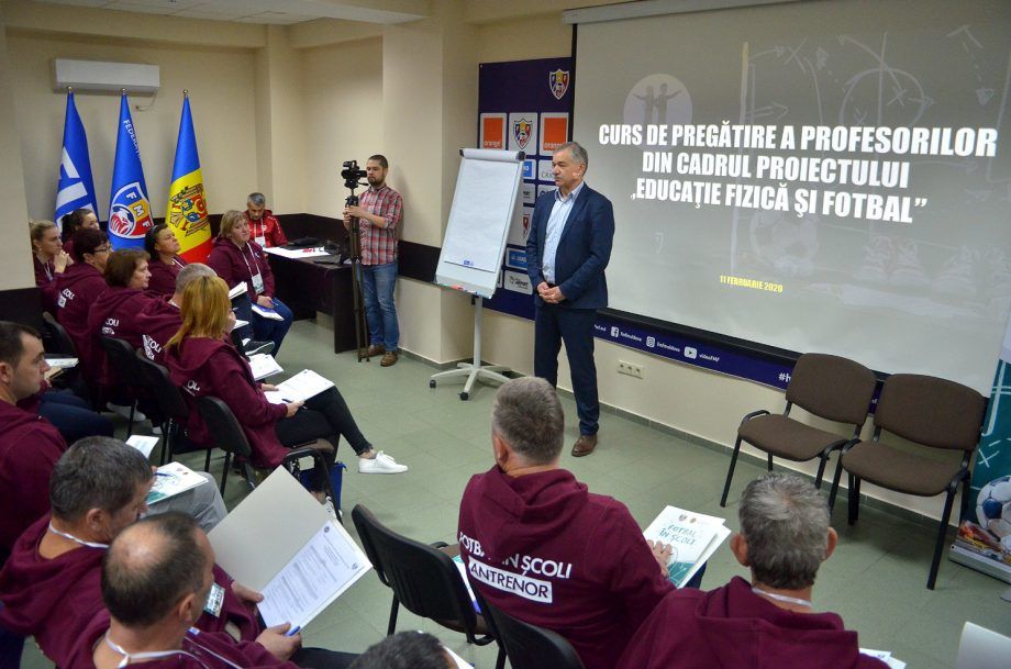 Десятки преподавателей с севера страны обучались правилам игры в футбол.
